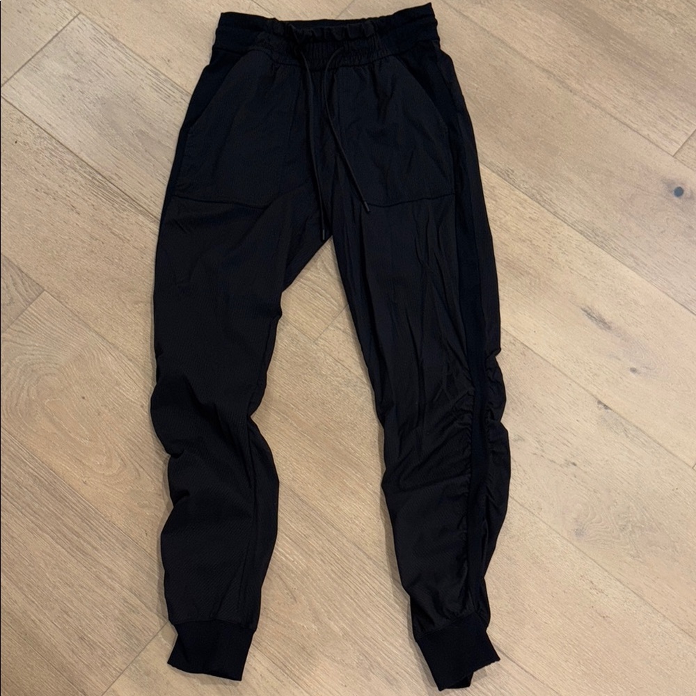 Lululemon Women’s Black Jogger Pants, size 4. EUC - Picture 1 of 6